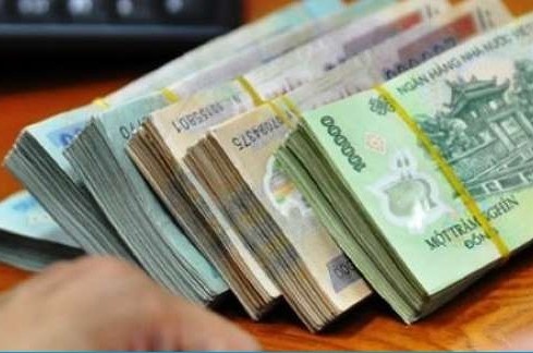 Nguoi dan ong bi phat 5 trieu vi xuc pham can bo trong khu cach ly hinh anh