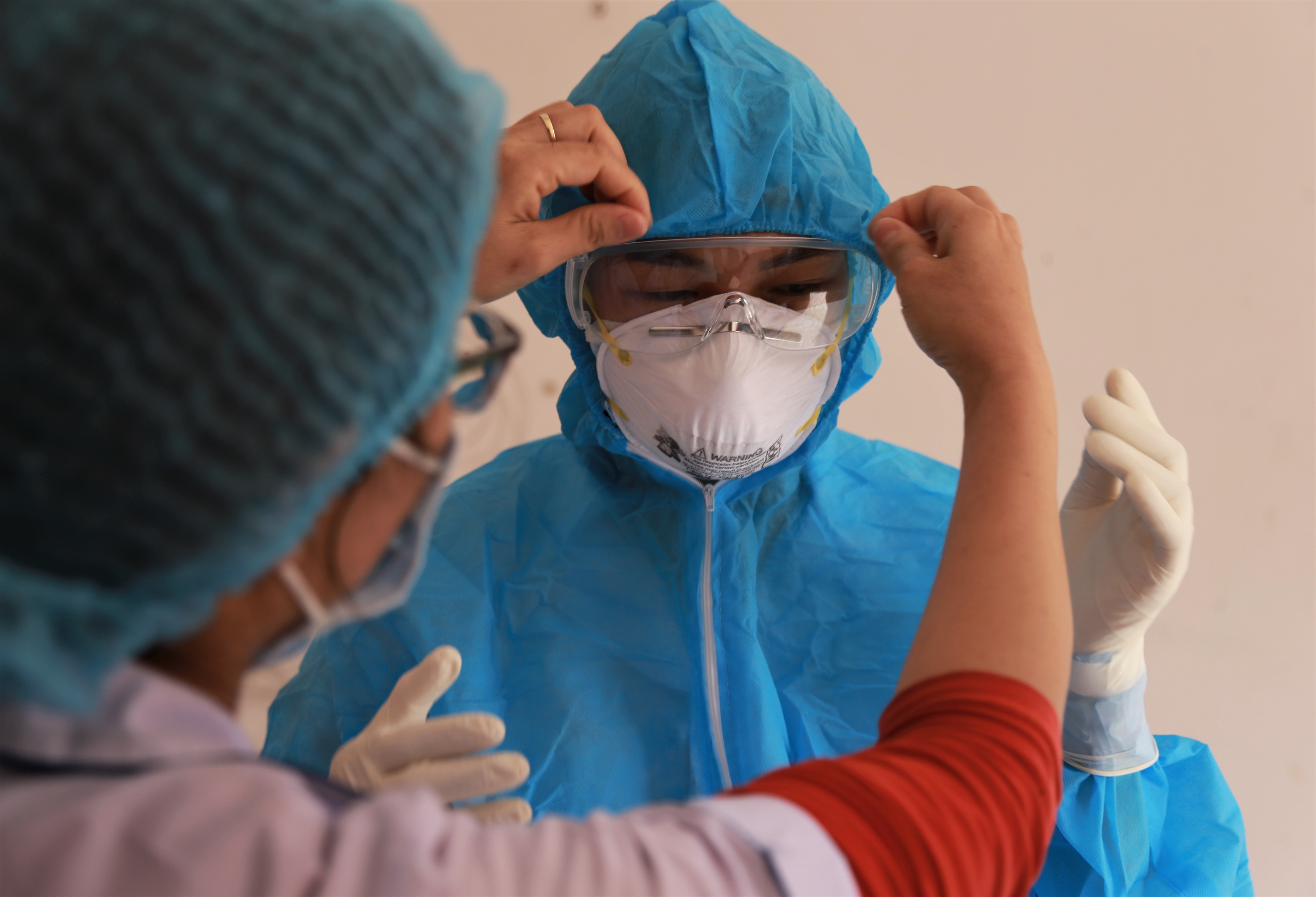 'Me bat het Covid-19 roi se ve voi con' hinh anh