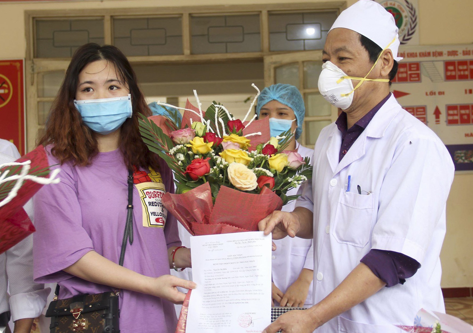 bac si tuyen dau chong dich anh 3