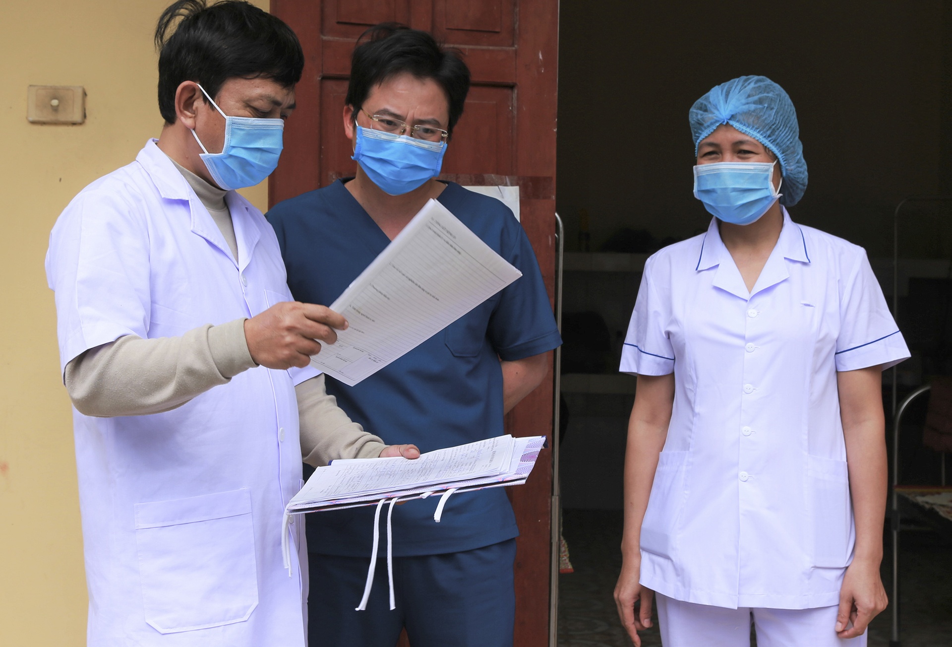 bac si tuyen dau chong dich anh 2