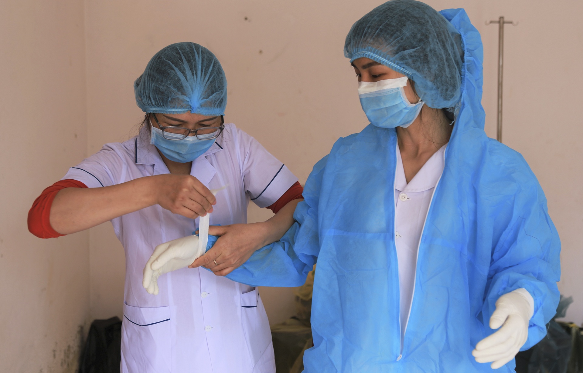 bac si tuyen dau chong dich anh 1