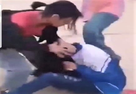 Nu sinh bi danh hoi dong giua duong hinh anh