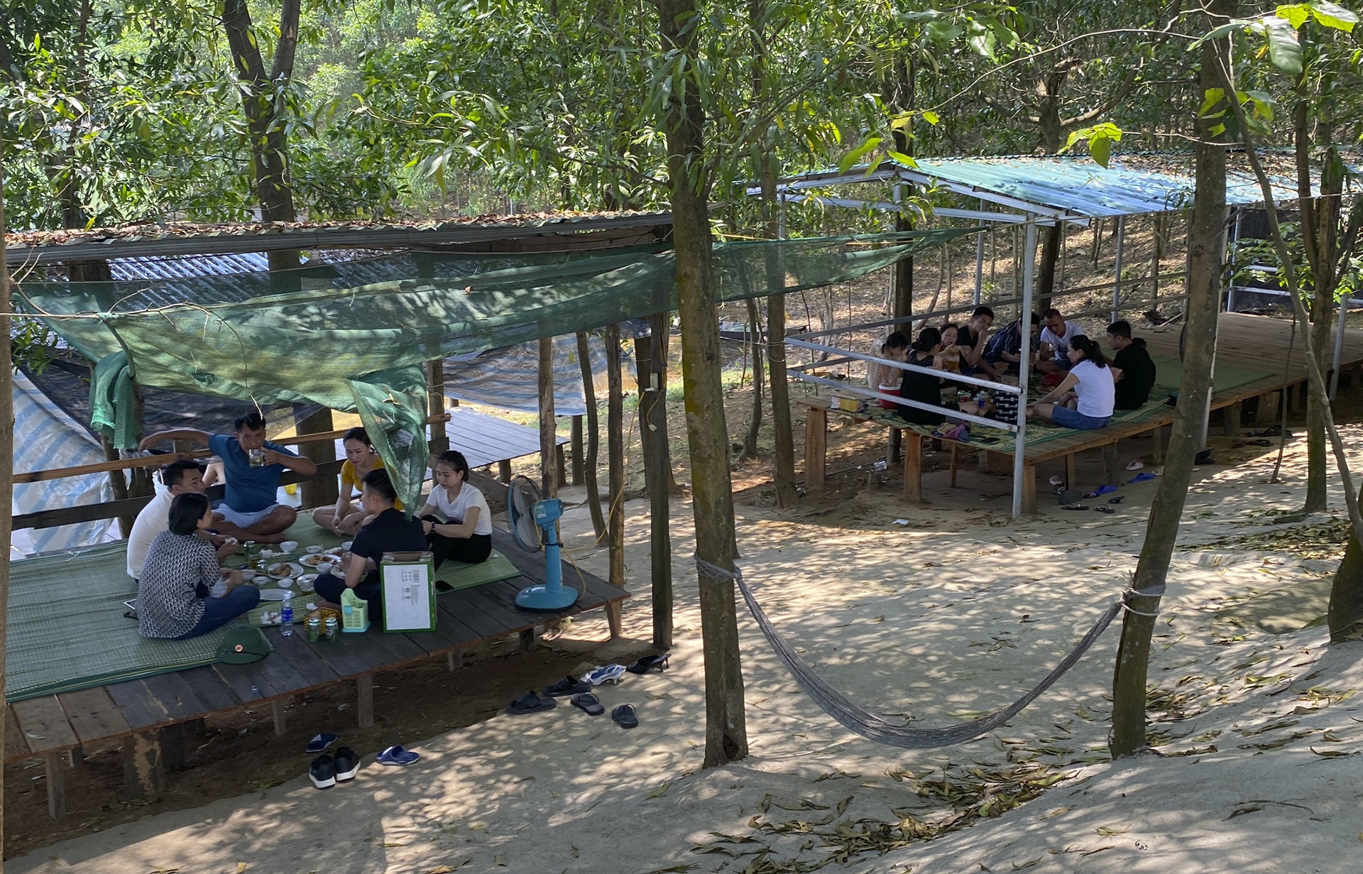 ban hang cho khach giua dich Covid-19 anh 1