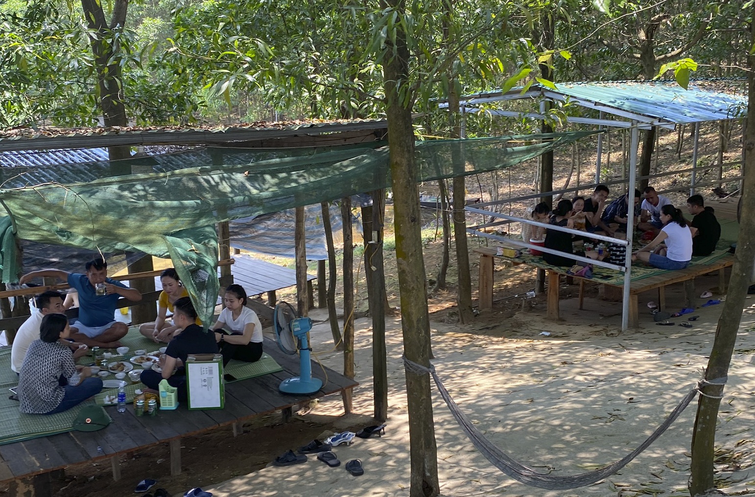 Hang chuc nguoi tu tap an uong canh dap nuoc giua dich Covid-19 hinh anh