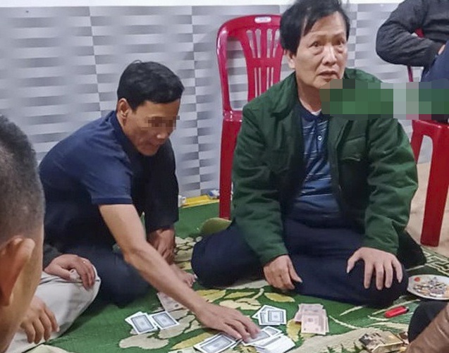 chủ tịch xã đánh bạc giữa dịch Covid ảnh 1 chu tich xa danh bac giua dich Covid anh 1