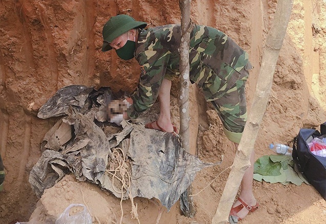 Phat hien bo hai cot liet sy luc lam vuon hinh anh