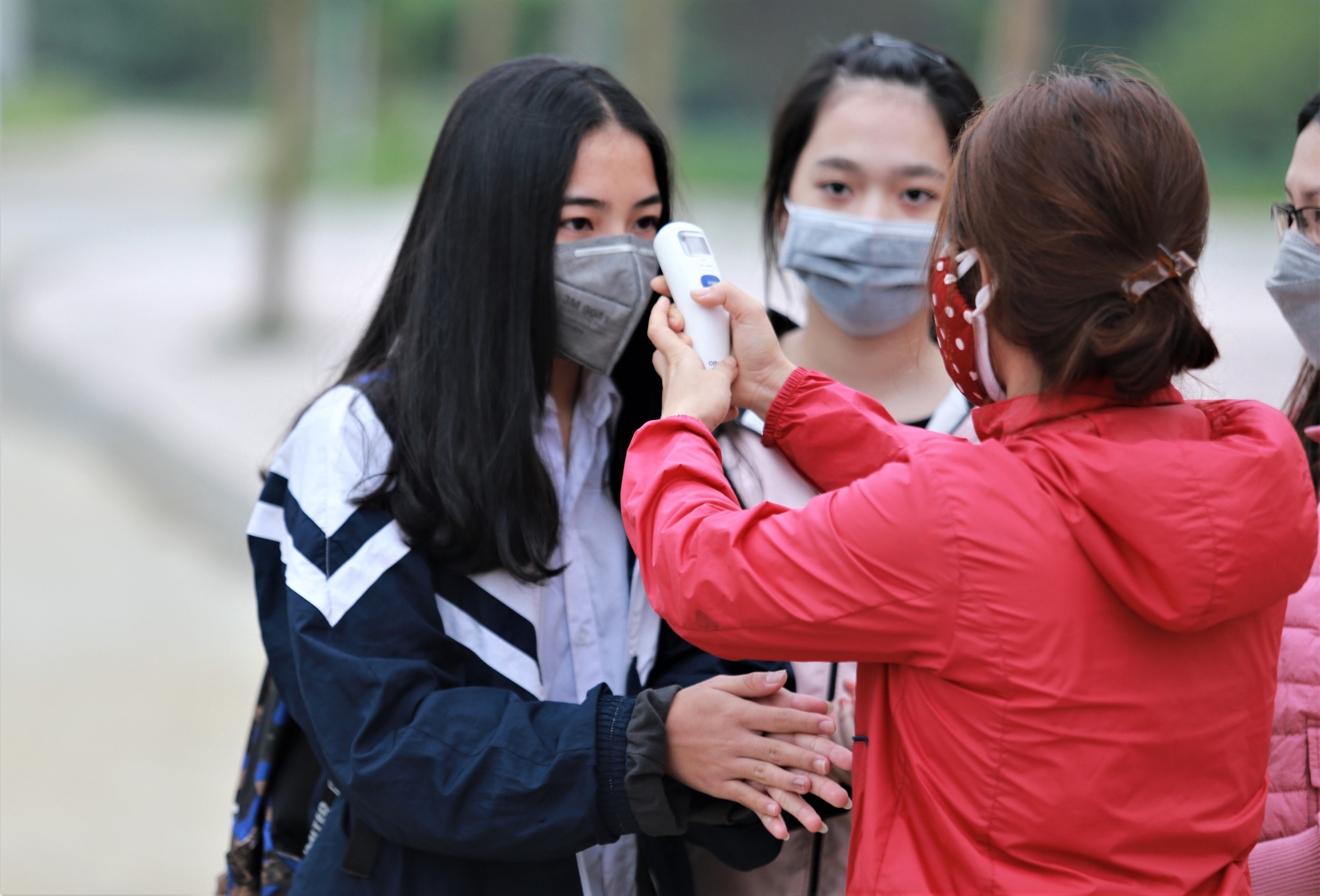 Hoc sinh chao co trong lop mua dich Covid-19 hinh anh