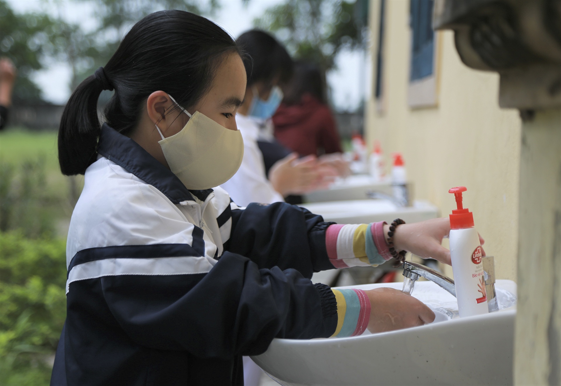 hoc sinh tro lai truong sau dich Covid-19 anh 5