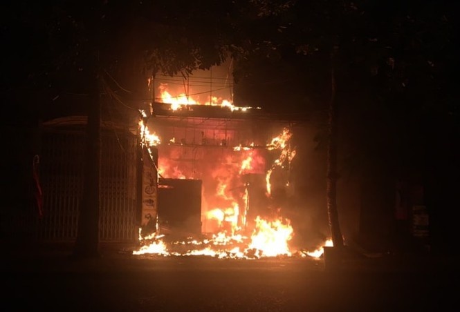 chay nha trong dem anh 1