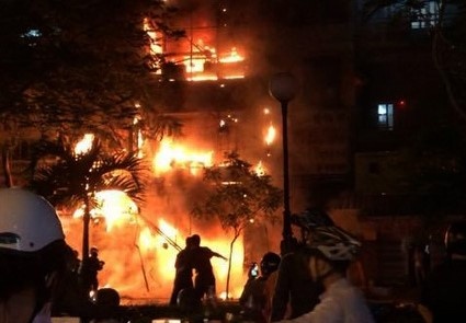 Can nha 3 tang chay du doi trong dem hinh anh