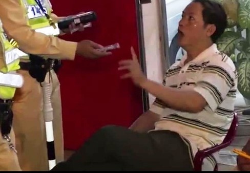 Xem xet xu ly can bo thue bat hop tac khi bi kiem tra nong do con hinh anh