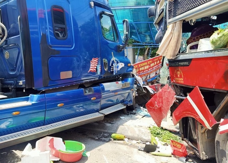 Xe khach dau dau container, 1 nguoi tu vong hinh anh