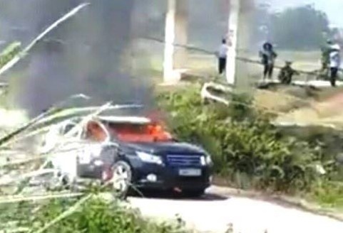 Oto cho 4 can bo So Xay dung boc chay giua duong hinh anh