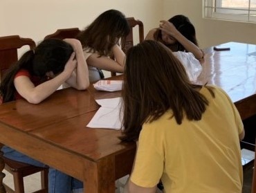 4 co gai ban dam trong nha nghi anh 1