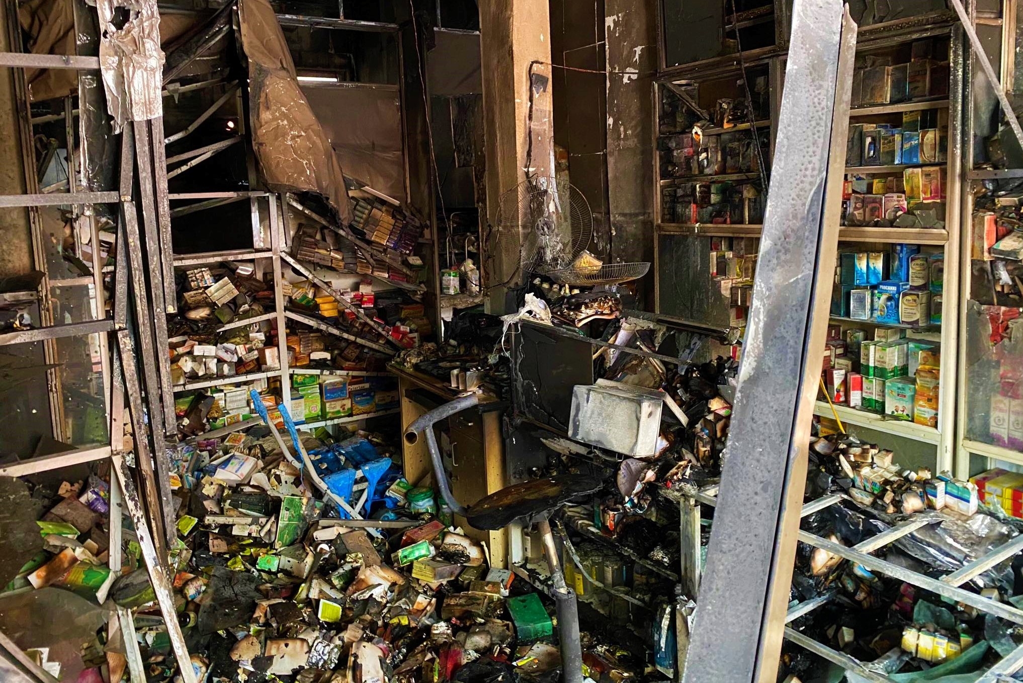 Cua hang thuoc boc chay luc rang sang hinh anh