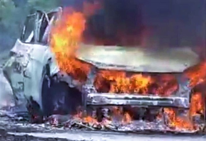 Tai xe bong nang khi oto boc chay giua duong hinh anh