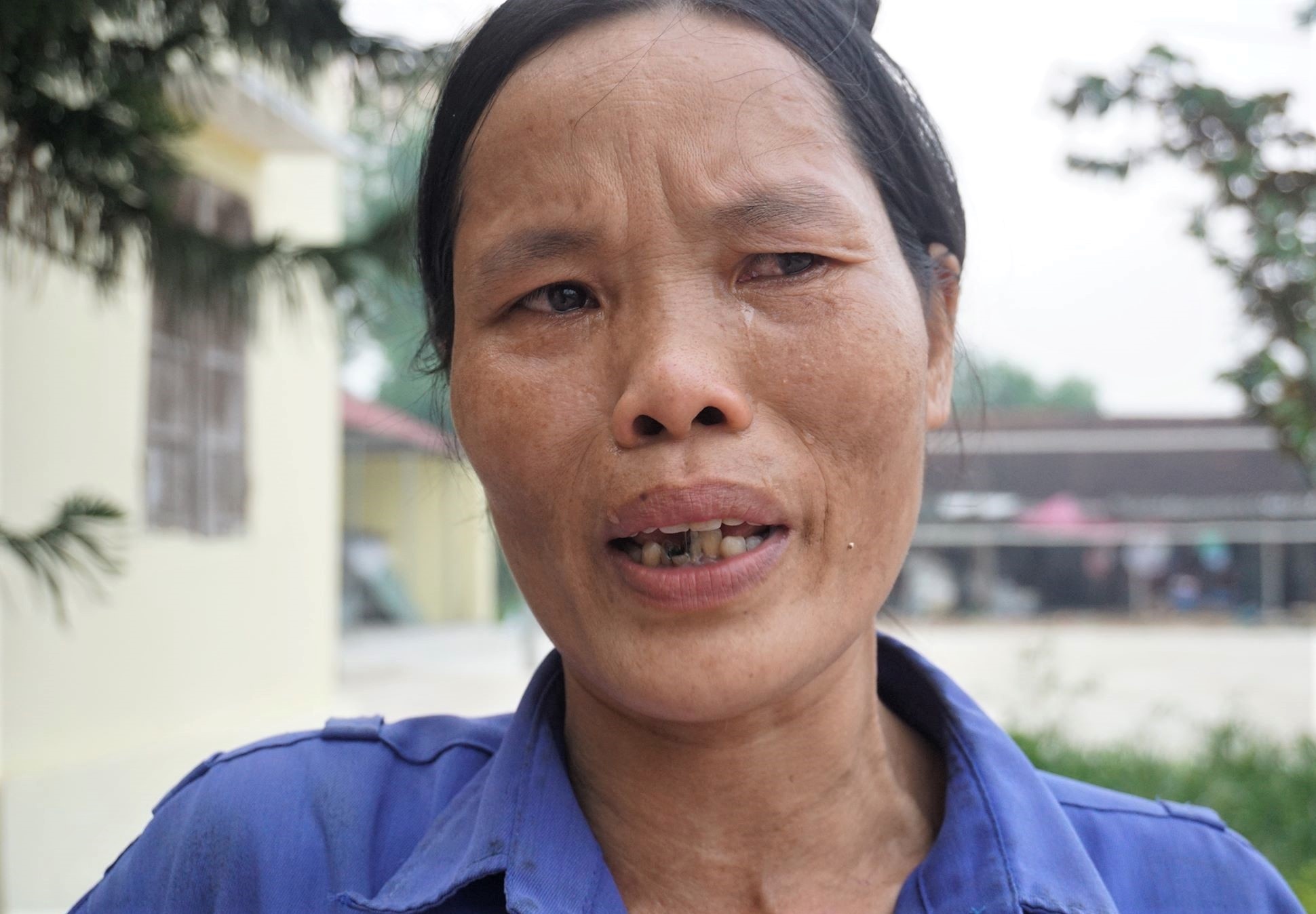 Nguoi dan bat khoc vi bi xa loai khoi dien ho ngheo hinh anh