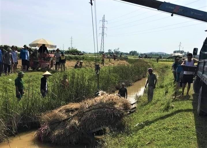 Lat xe cho lua, mot nguoi bi de chet hinh anh