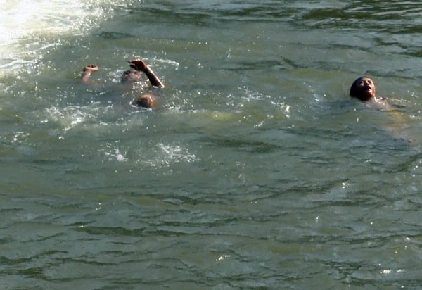 duoi nuoc khi di tam anh 1