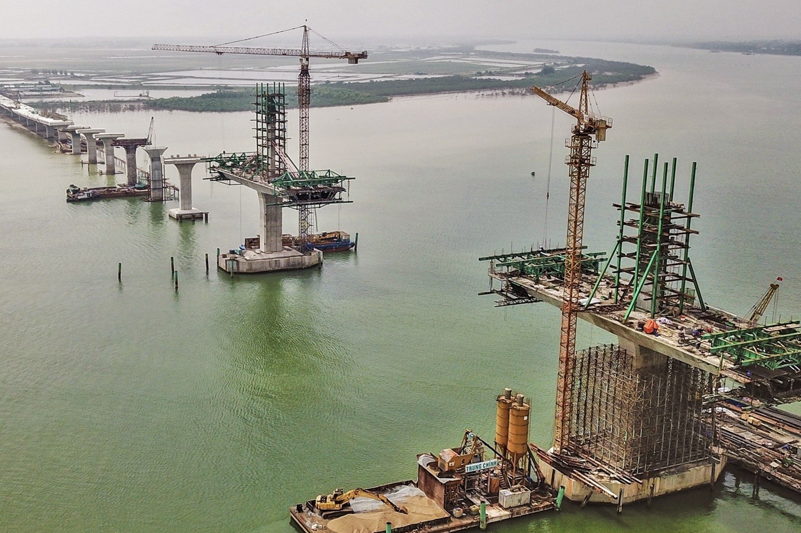 Cong truong cau duong bo qua song dai nhat mien Trung hinh anh