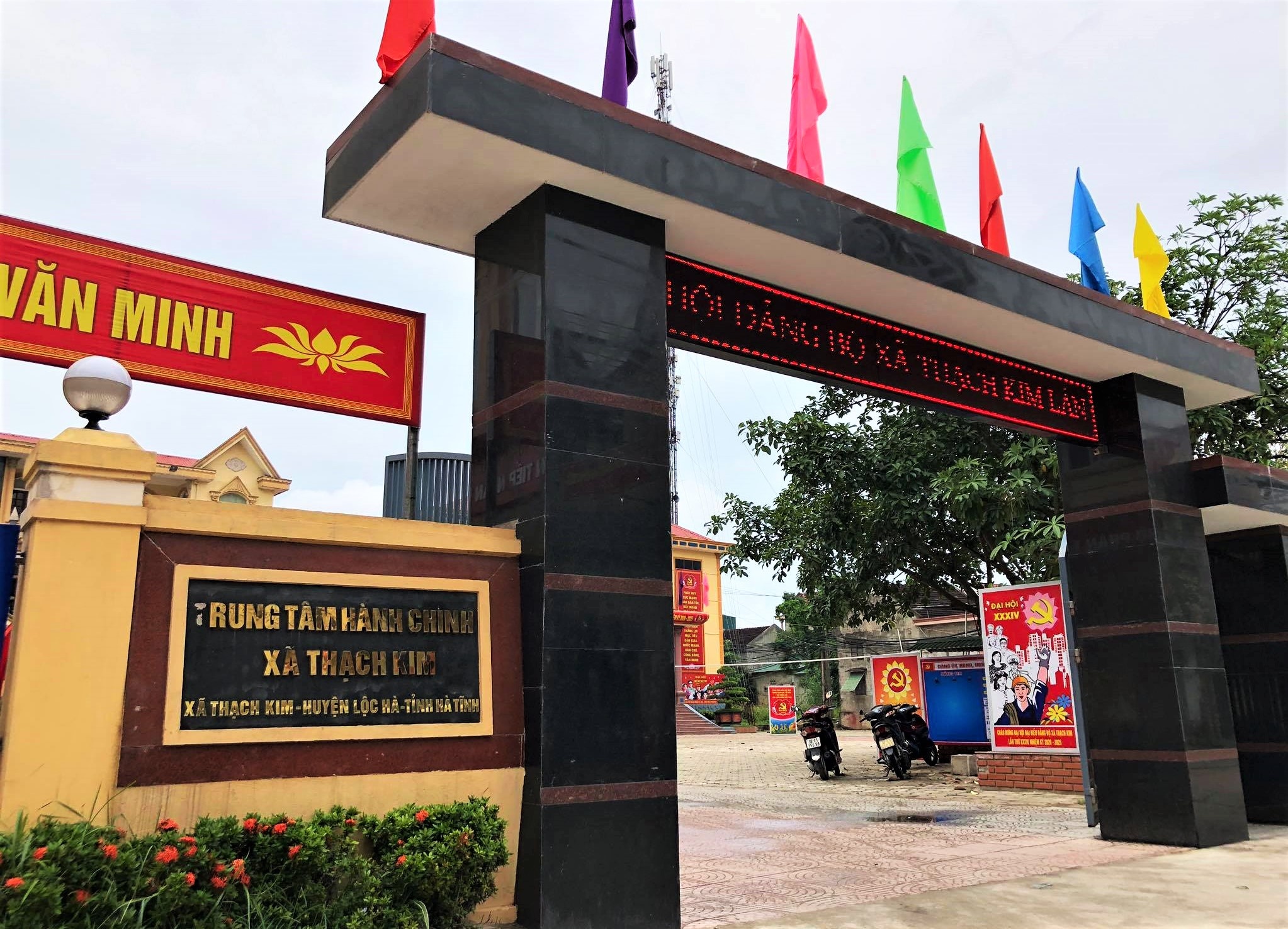 Pho chu tich xa goi nguoi dap huyet mo cua dan hinh anh