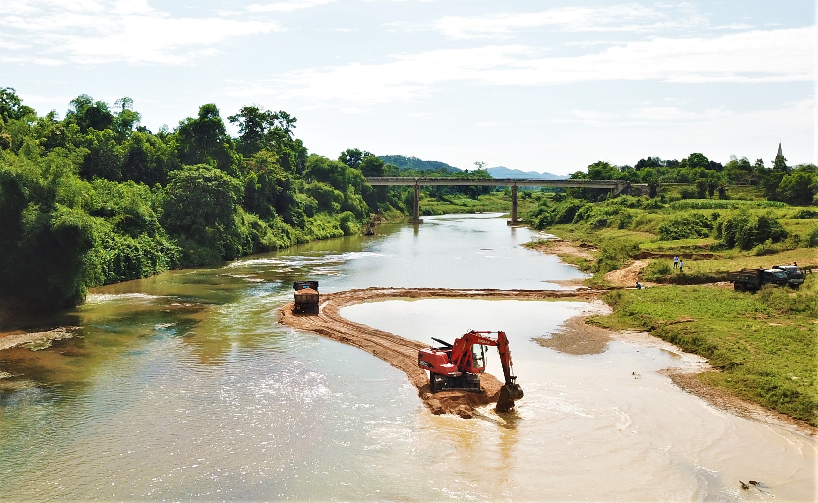 cat tac giua dong song anh 1