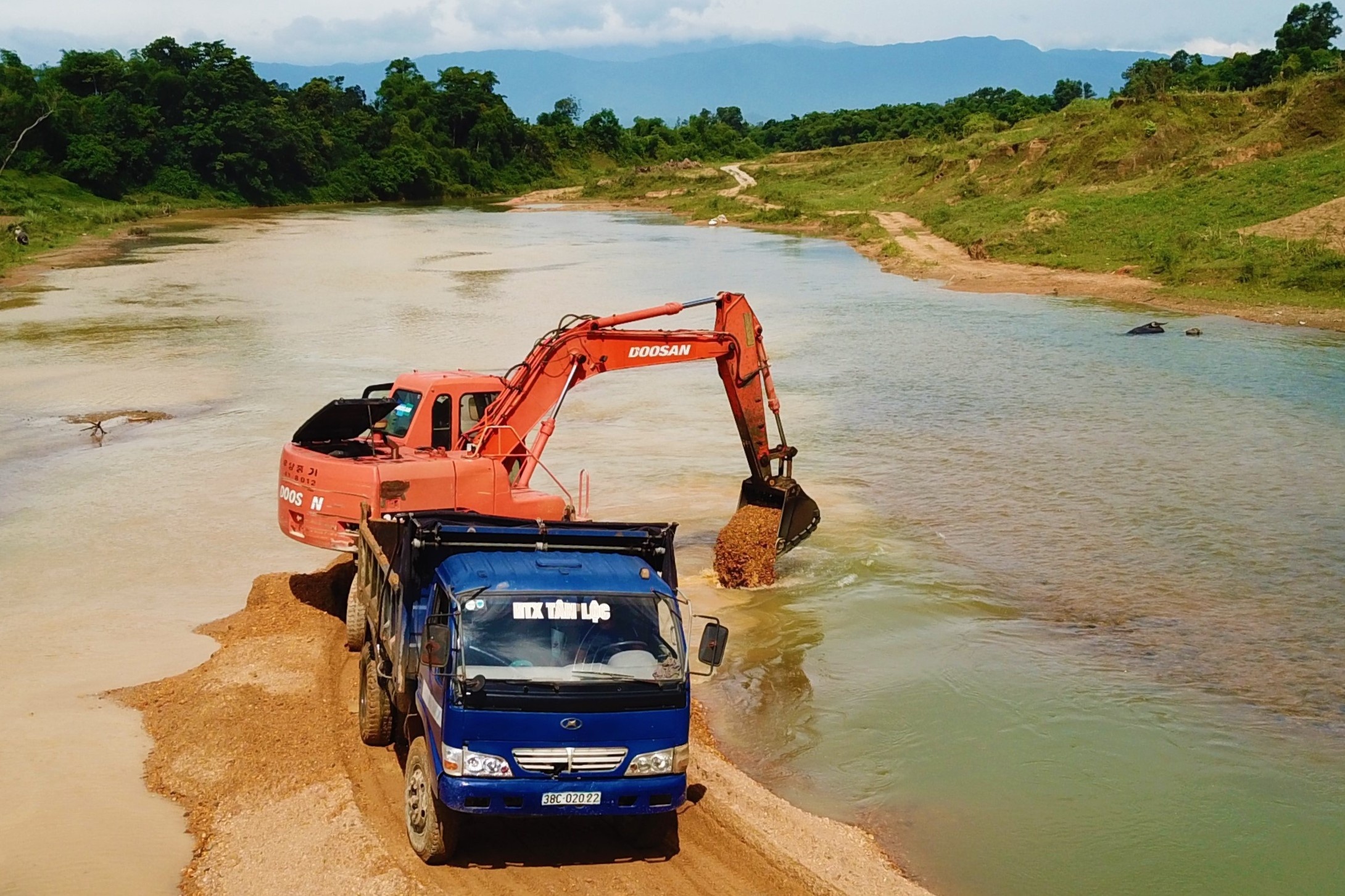 Chan dong, dap duong ra giua song khai thac cat trai phep hinh anh