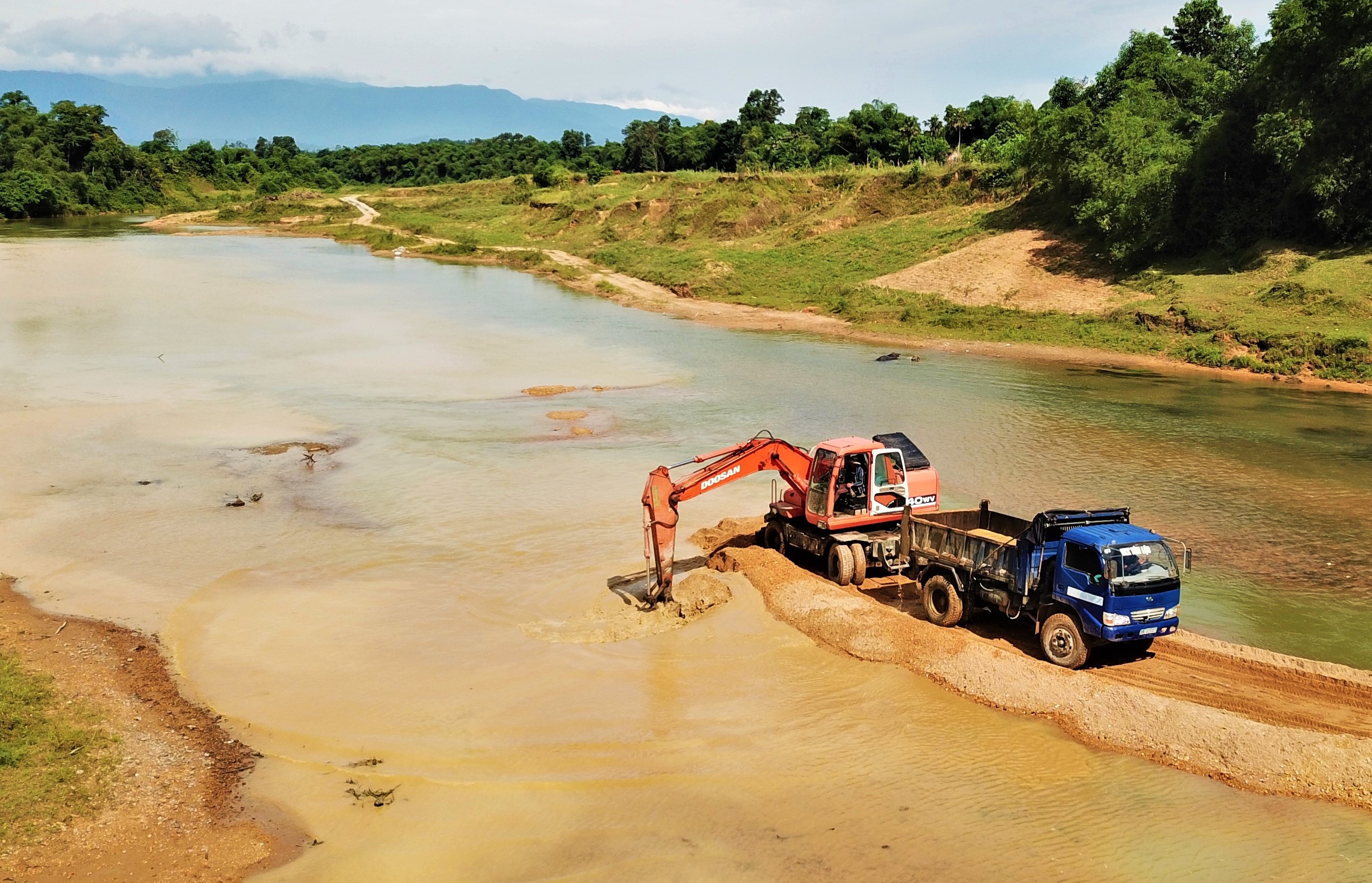 Song bi chan dong khai thac cat duoc tra lai hien trang hinh anh