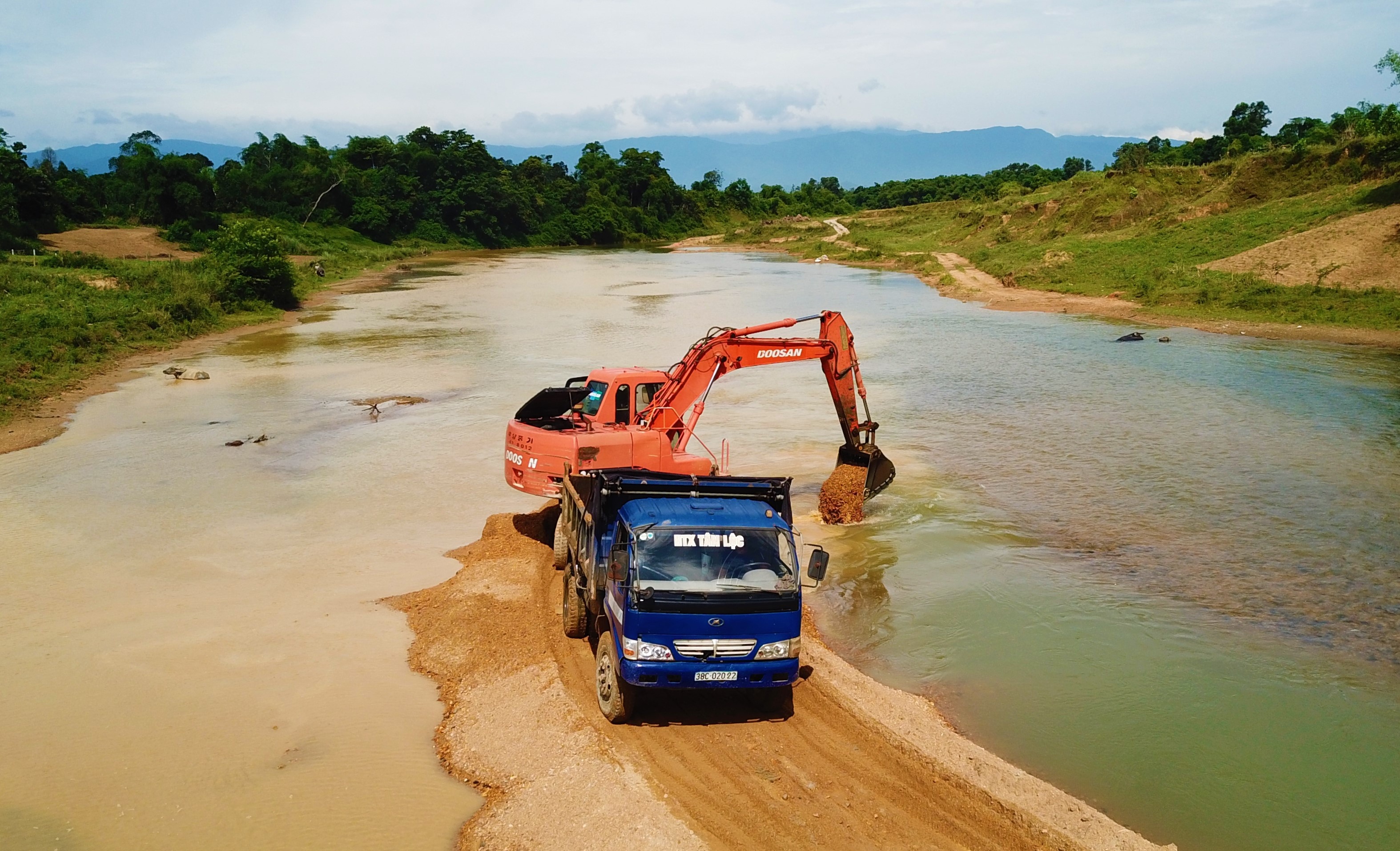chan dong song khai thac cat anh 1