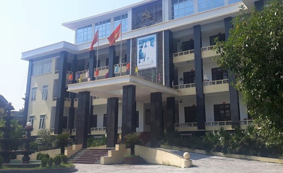 Bi thu huyen doan bi dinh chi cong tac vi ngoai tinh hinh anh