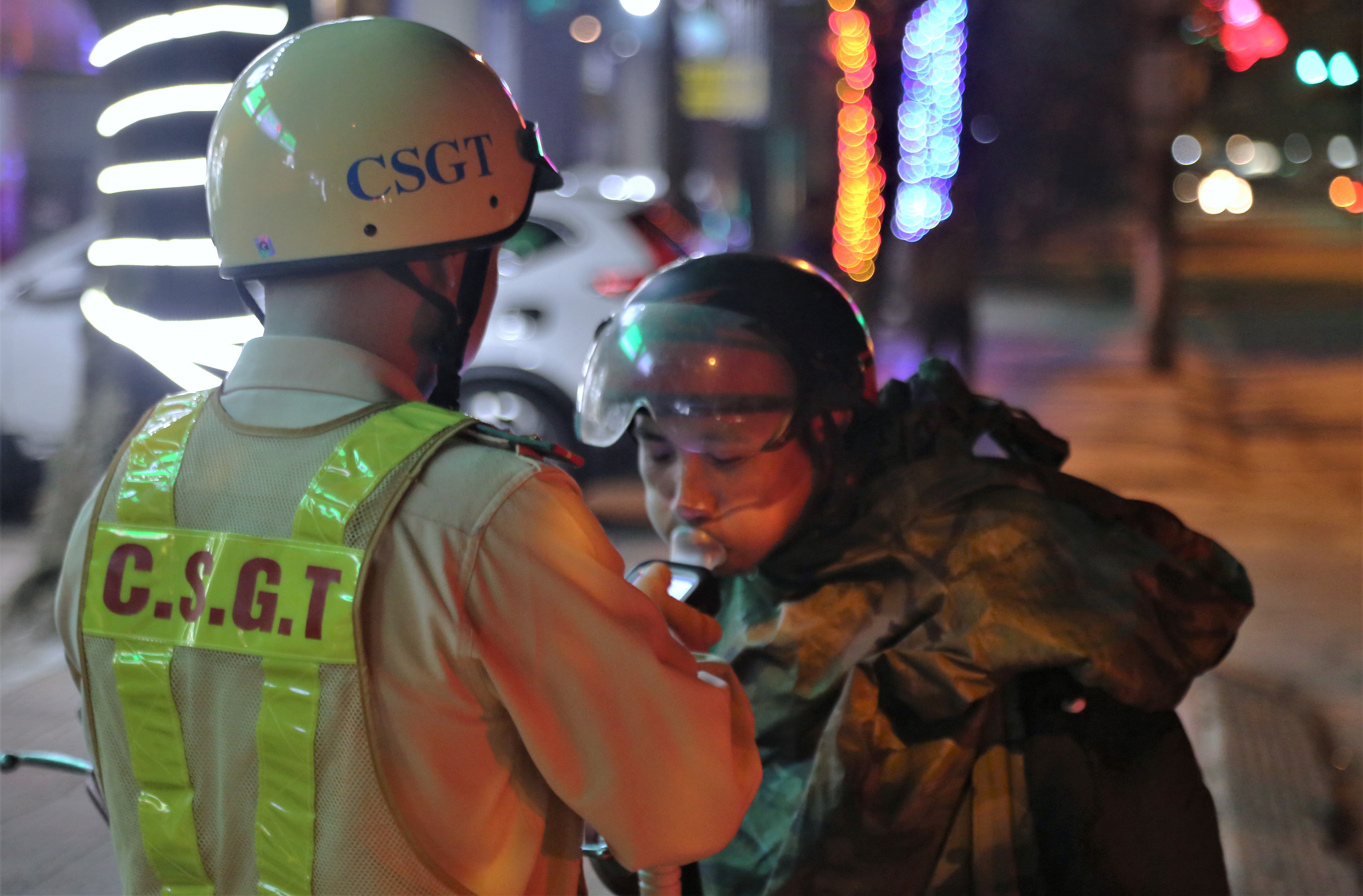 Tai xe bi phat 35 trieu, tuoc GPLX gan 2 nam vi vi pham nong do con hinh anh