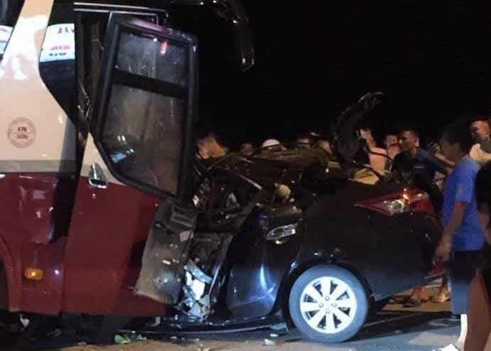 Oto con lan lan tong truc dien xe khach, 1 tai xe tu vong hinh anh