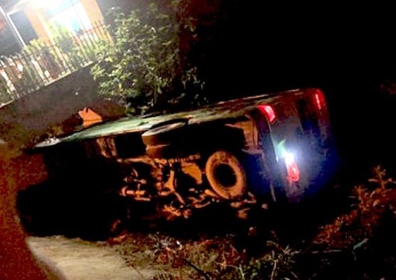 Xe khach cho hoc sinh bi lat, 30 nguoi thoat chet hinh anh