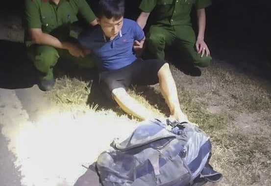 Ruot duoi hon 40 km bat 2 ke van chuyen ma tuy hinh anh