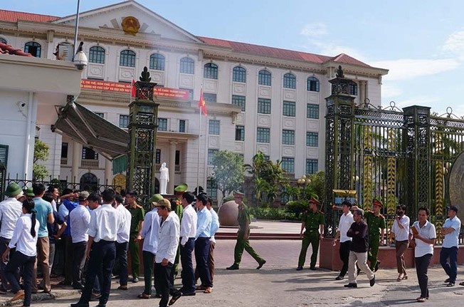 Phu huynh phan doi giai the truong cap 3 hinh anh