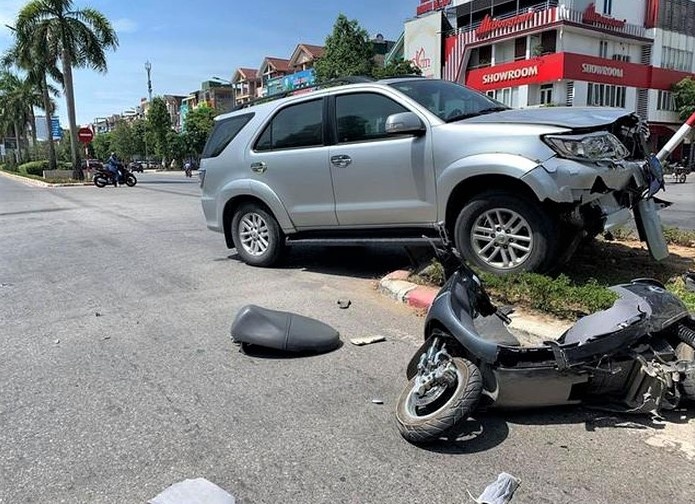 oto bien xanh gay tai nan anh 2