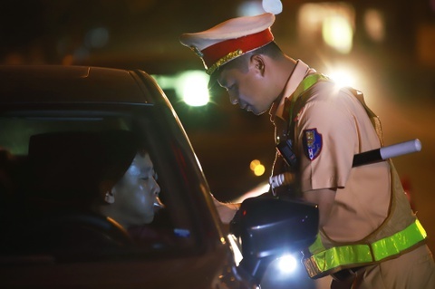 Bi phat 35 trieu, tuoc bang lai 2 nam vi khong chiu do nong do con hinh anh