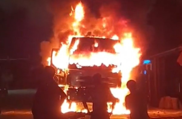 Oto tai boc chay tren quoc lo, 1 nguoi tu vong hinh anh