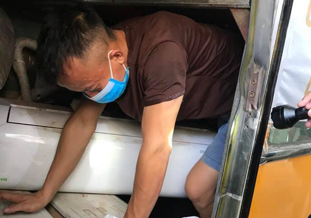 3 nguoi chui gam xe khi nhap canh de tron cach ly hinh anh