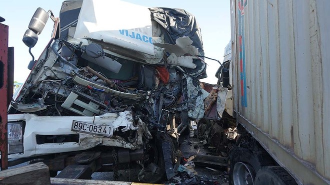 2 nguoi mac ket trong cabin khi oto tai dau dau container hinh anh