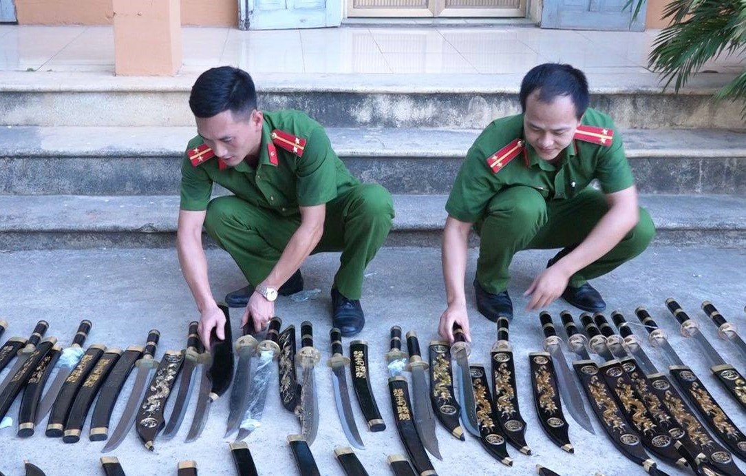 69 goi buu pham chua hung khi nguy hiem hinh anh