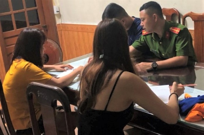 Nhan vien massage ban dam gia 500.000 dong hinh anh
