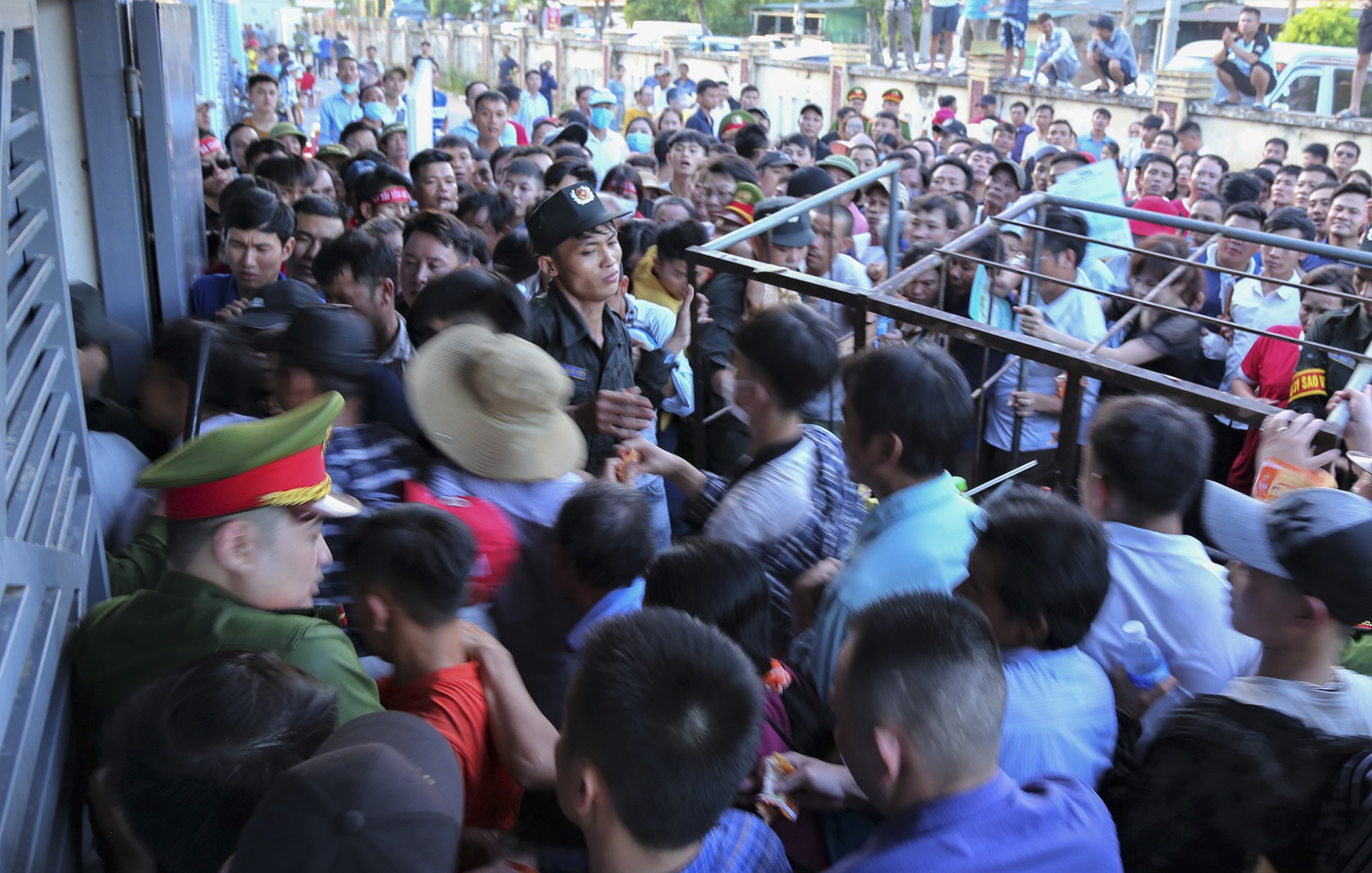 co dong vien tran vao san Ha Tinh anh 6