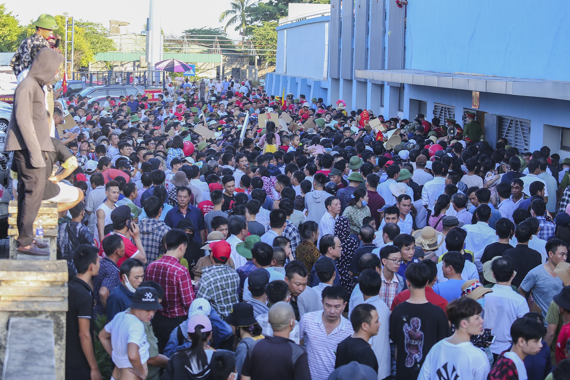 co dong vien tran vao san Ha Tinh anh 2