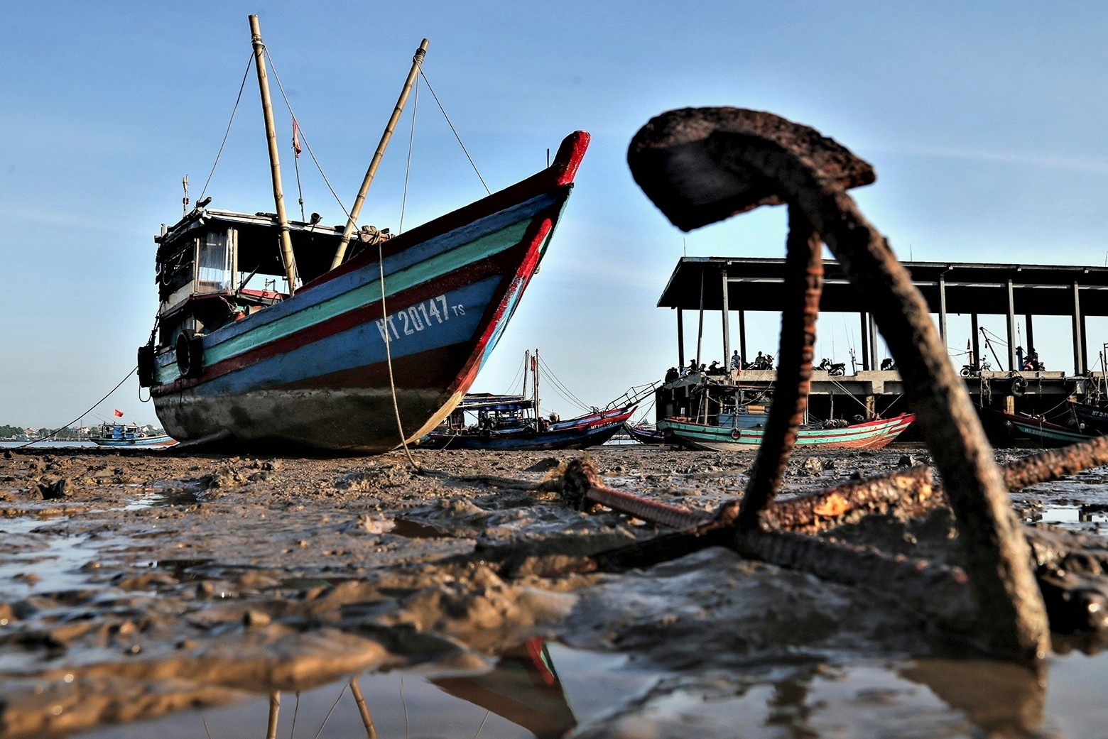 Tau thuyen mac can vi cang tram ty boi lang hinh anh