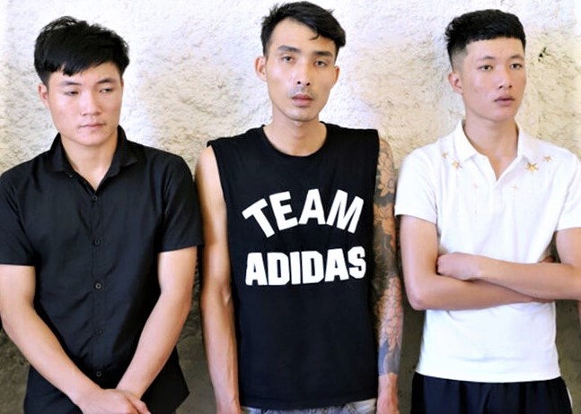 Nhom thanh nien dung kiem ep tai xe ky giay no roi cuop xe hinh anh