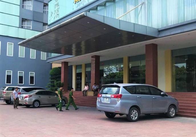 Be trai 5 tuoi tu vong khi roi tu tang 9 khach san hinh anh