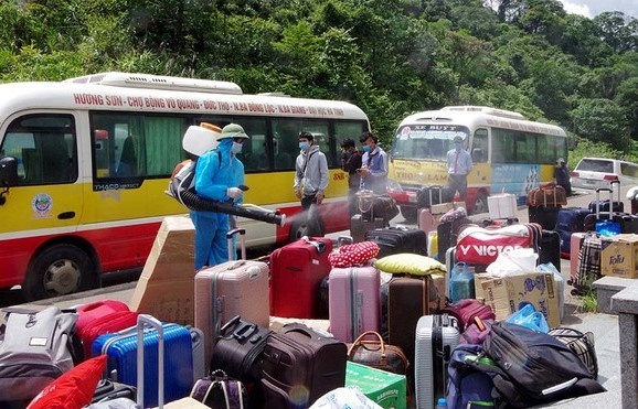 Nguoi phu nu ve tu vung dich, khong khai bao y te bi phat 2 trieu hinh anh