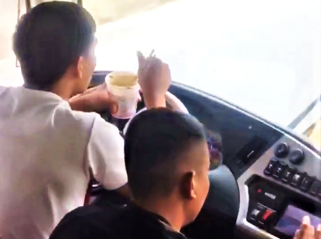 Tai xe oto giuong nam vua an my tom vua lai xe hinh anh