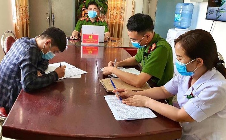 Phat 2 trieu voi nam sinh den ngan hang giao dich khi dang cach ly hinh anh